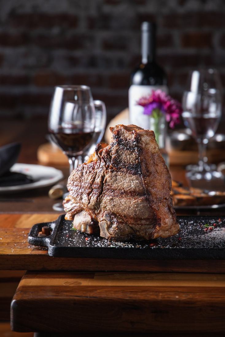 Porterhouse a la parrilla sobre plancha de hierro